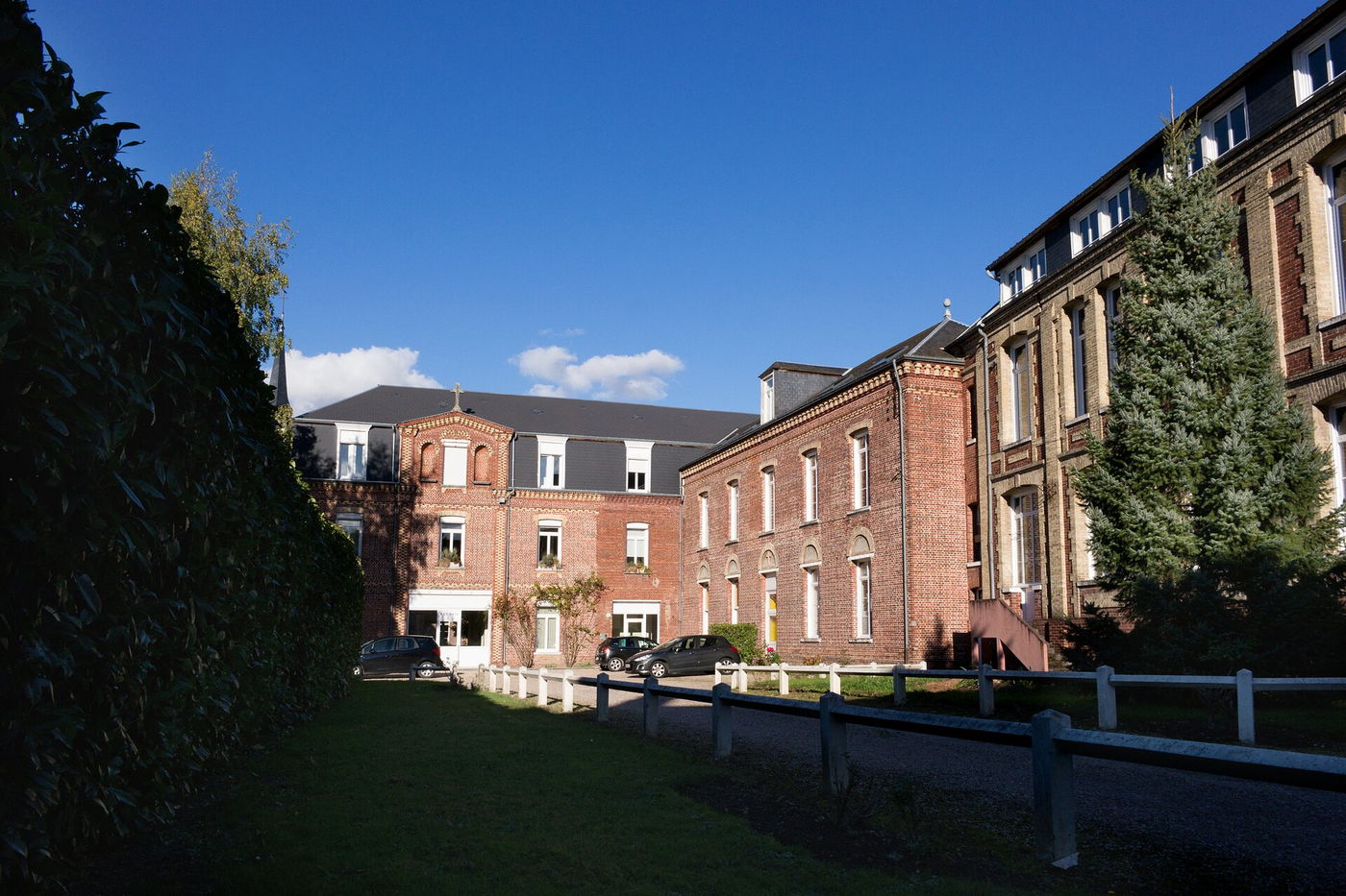 Vue extérieure d’un bâtiment du groupe scolaire JASAB · NDSC.