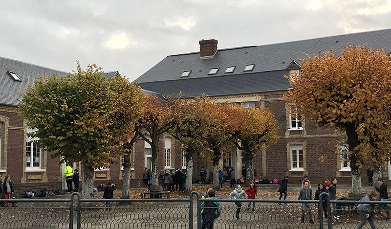 Cour arborée et bâtiments de Notre-Dame-du-Sacré-Cœur à Thiberville.
