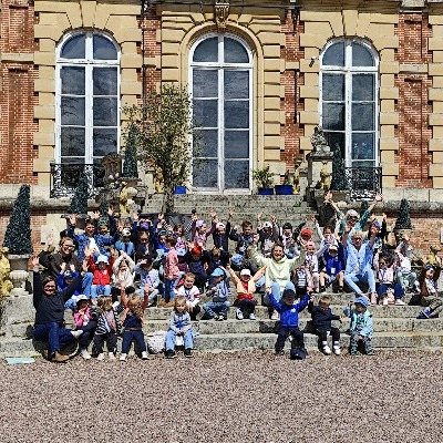 Groupe d’enfants de maternelle et d’accompagnateurs lors d’une sortie scolaire.