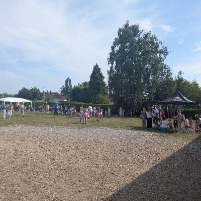 Kermesse dans la cour de Notre-Dame-du-Sacré-Cœur avec plusieurs participants.