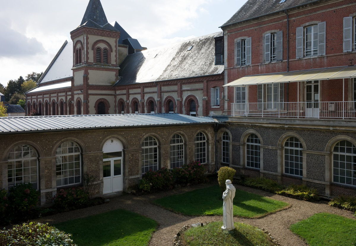 Façades et cour intérieure du site Saint-Anselme à Bernay.